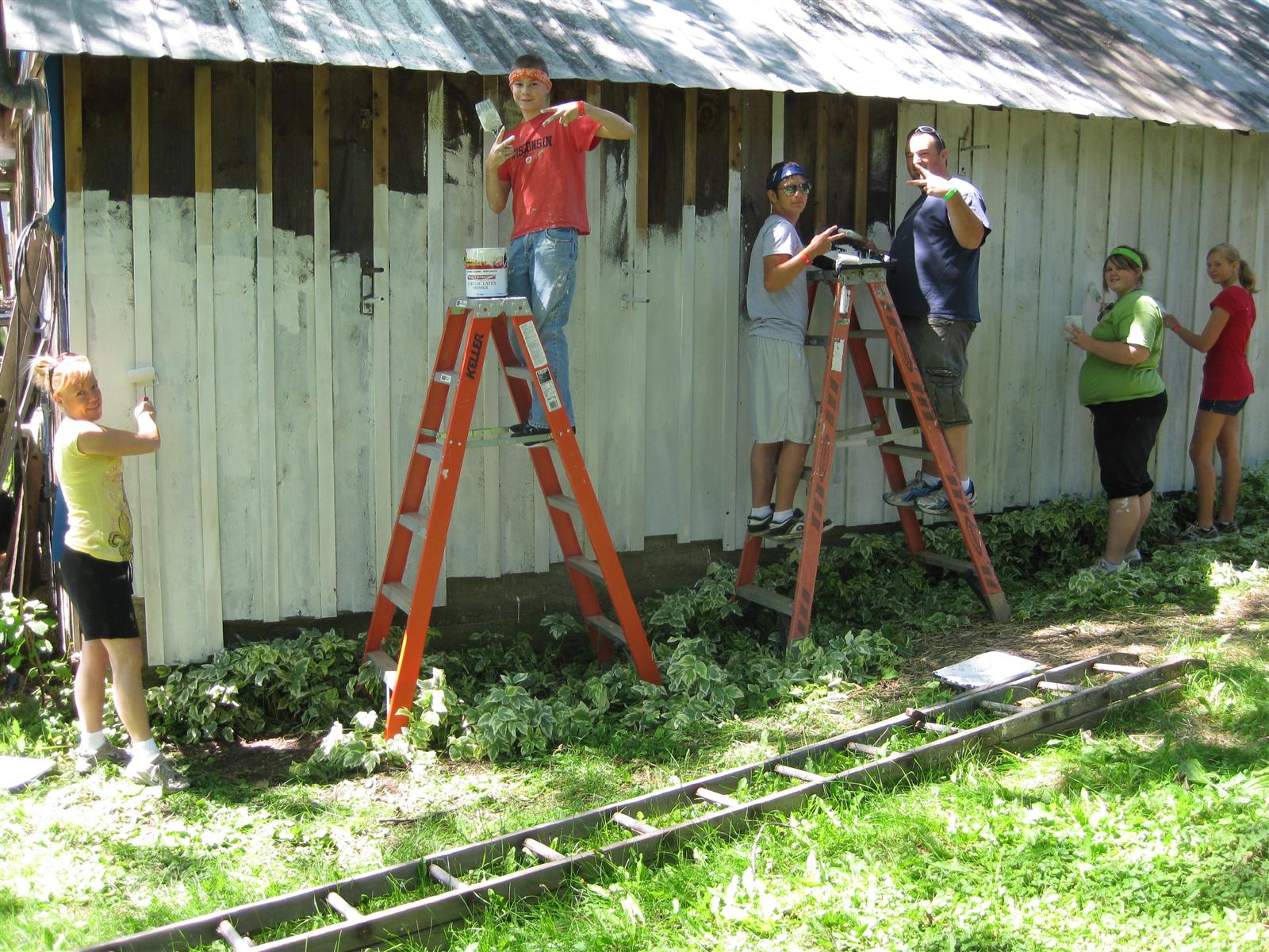 Crew 16 New London-all working on side of shed