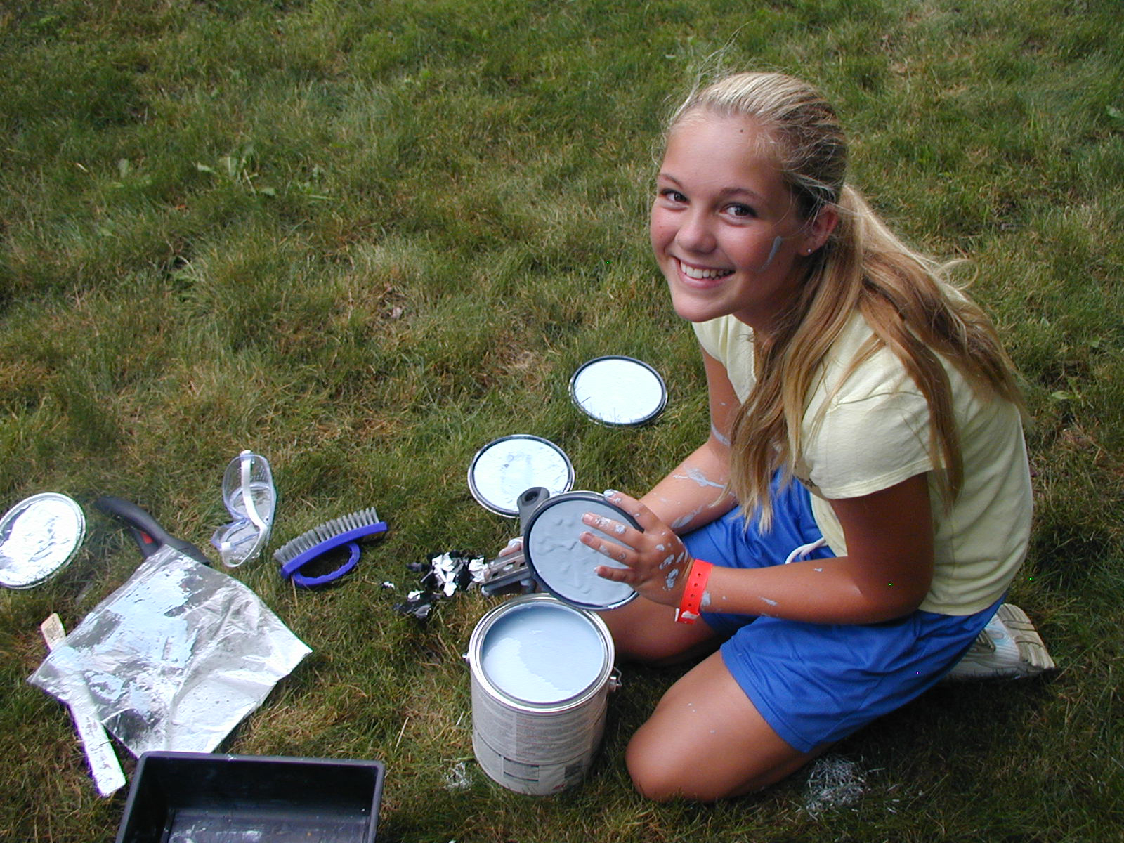 GIRL OPENING PAINT CAN CLASSIC